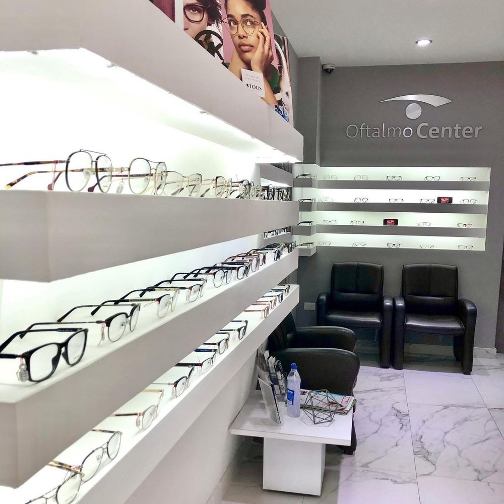 Óptica integrada de OftalmoCenter — armazones de marcas premium en San Pedro Garza García